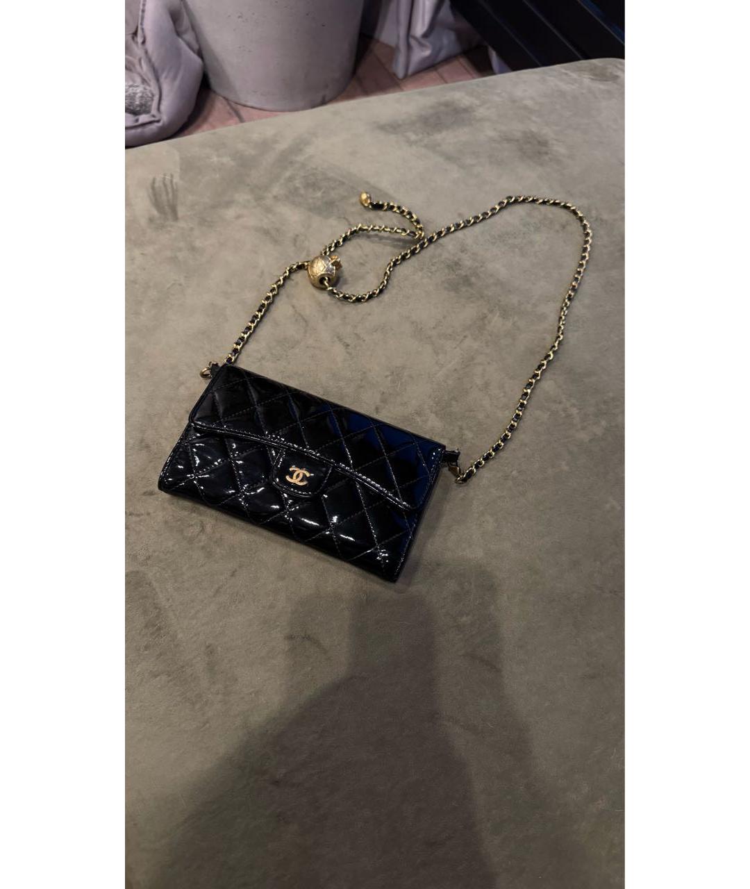 CHANEL Черная сумка через плечо из лакированной кожи, фото 5
