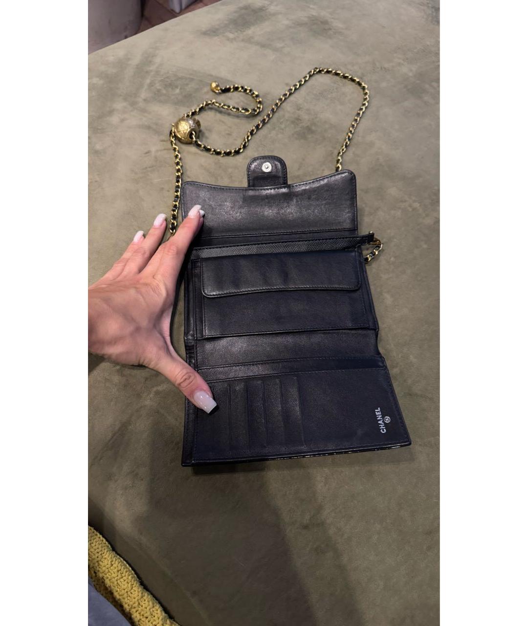 CHANEL Черная сумка через плечо из лакированной кожи, фото 4