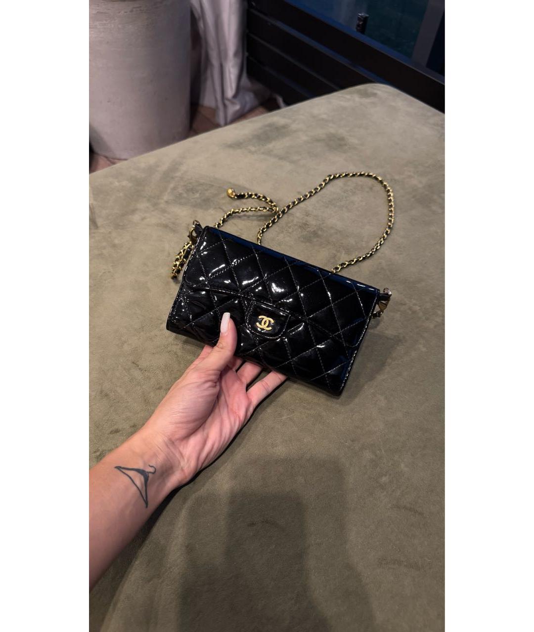CHANEL Черная сумка через плечо из лакированной кожи, фото 8