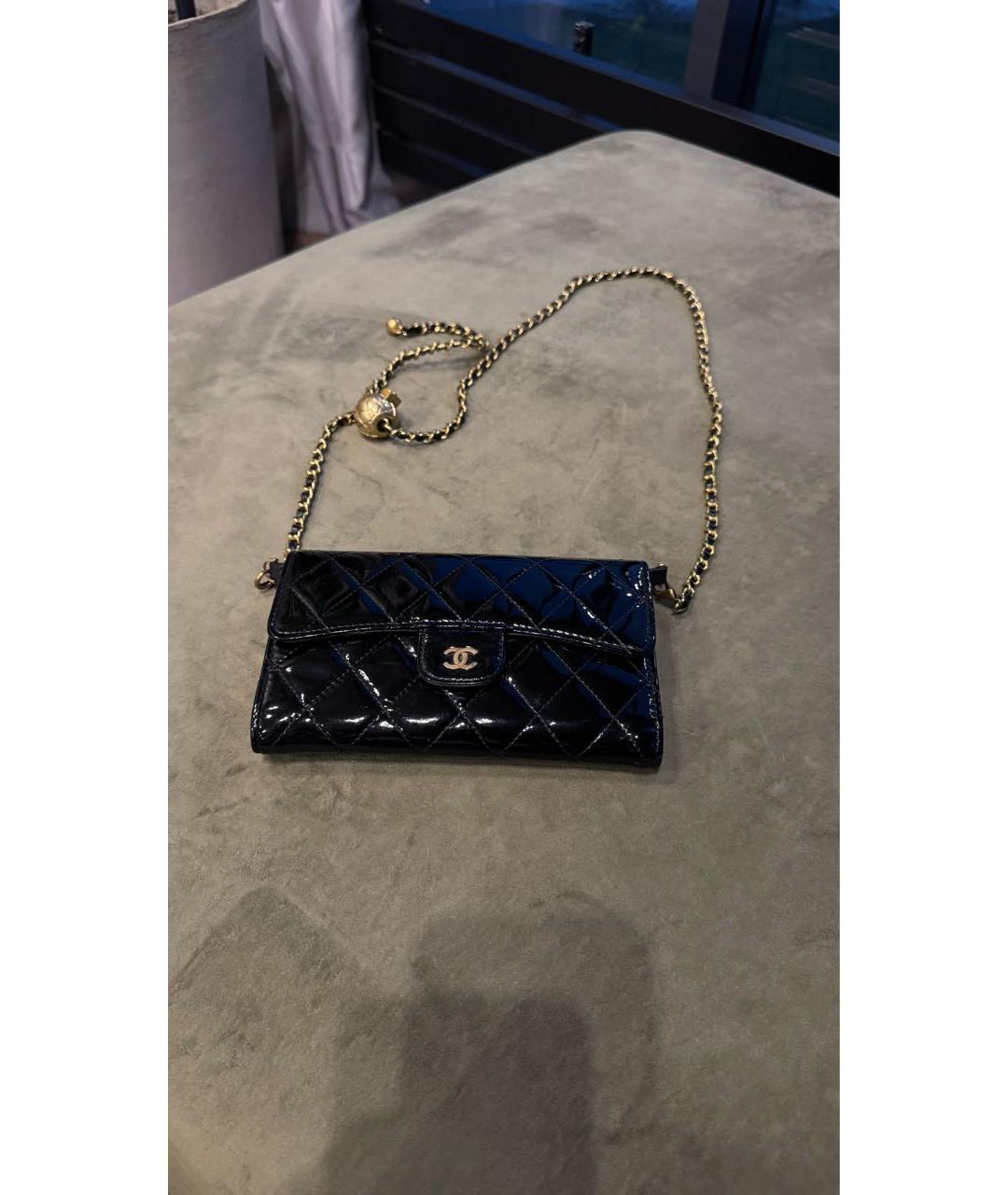 CHANEL Черная сумка через плечо из лакированной кожи, фото 9