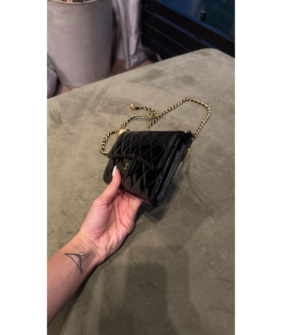 CHANEL Черная сумка через плечо из лакированной кожи, фото 2