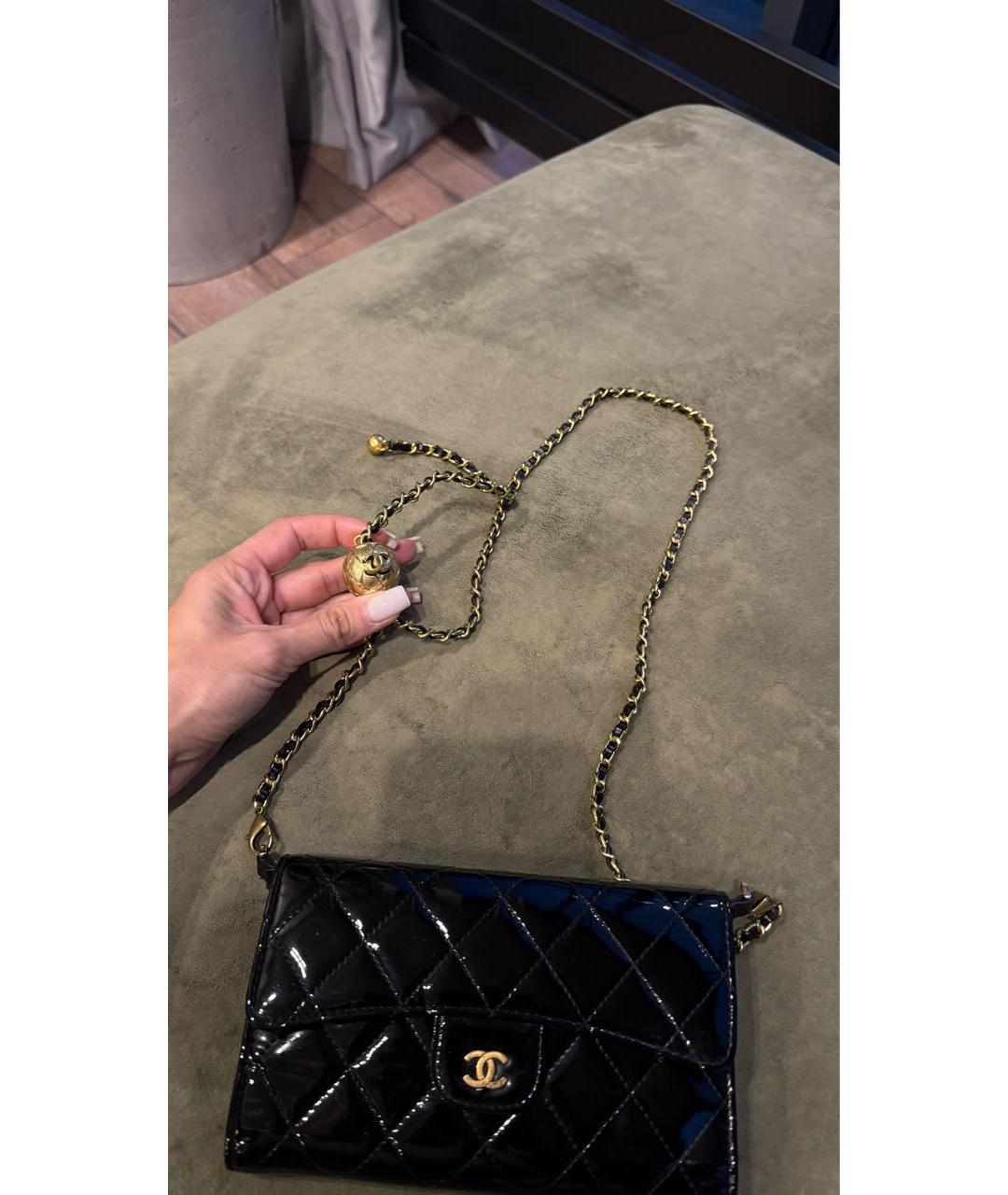 CHANEL Черная сумка через плечо из лакированной кожи, фото 7