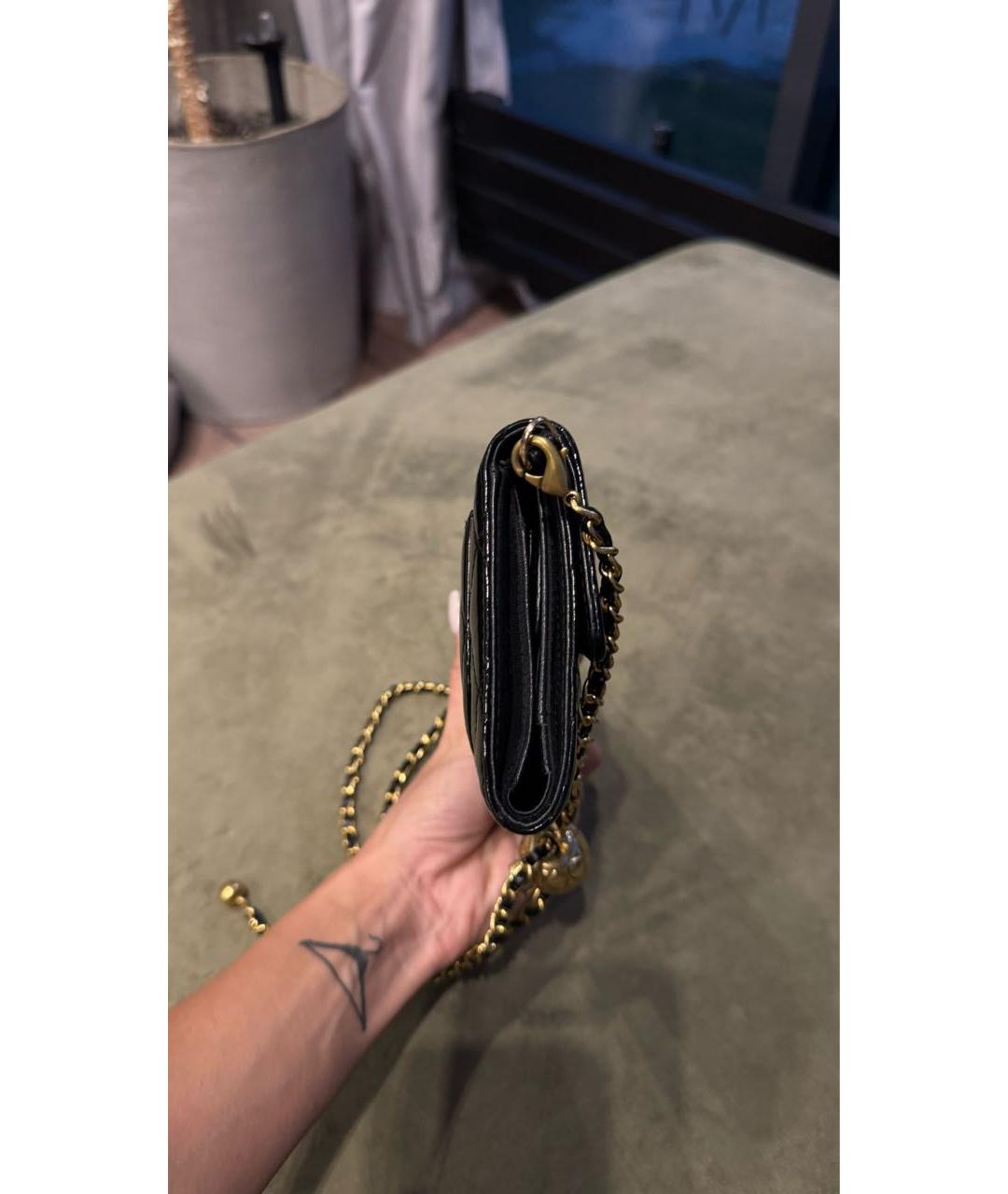 CHANEL Черная сумка через плечо из лакированной кожи, фото 6