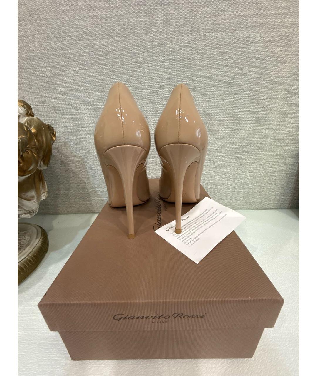 GIANVITO ROSSI Бежевые туфли из лакированной кожи, фото 4