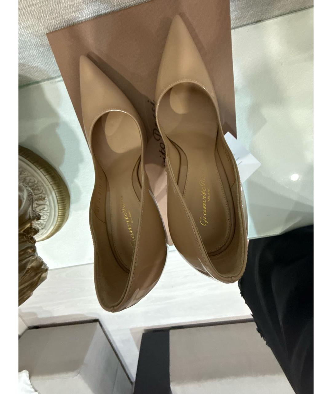 GIANVITO ROSSI Бежевые туфли из лакированной кожи, фото 3