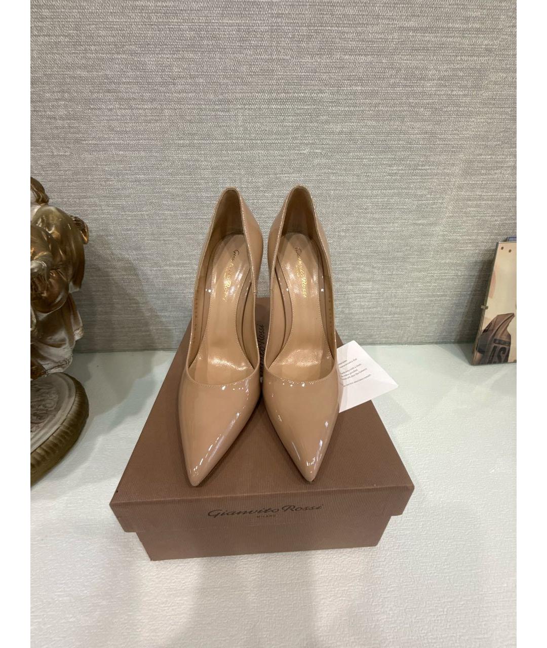 GIANVITO ROSSI Бежевые туфли из лакированной кожи, фото 2