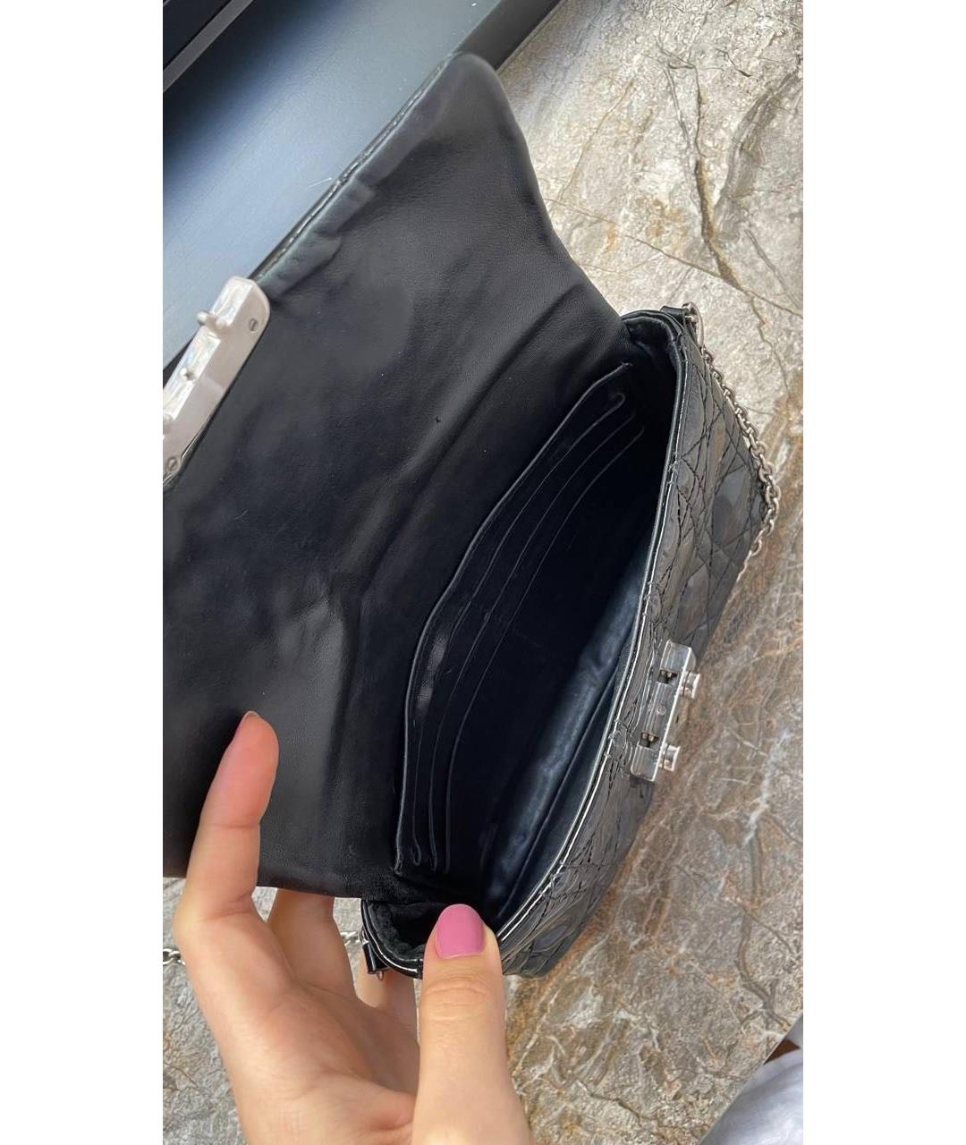 CHRISTIAN DIOR Черная сумка через плечо из лакированной кожи, фото 3