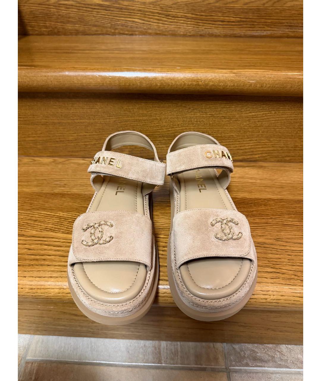 CHANEL Бежевые замшевые сандалии, фото 2
