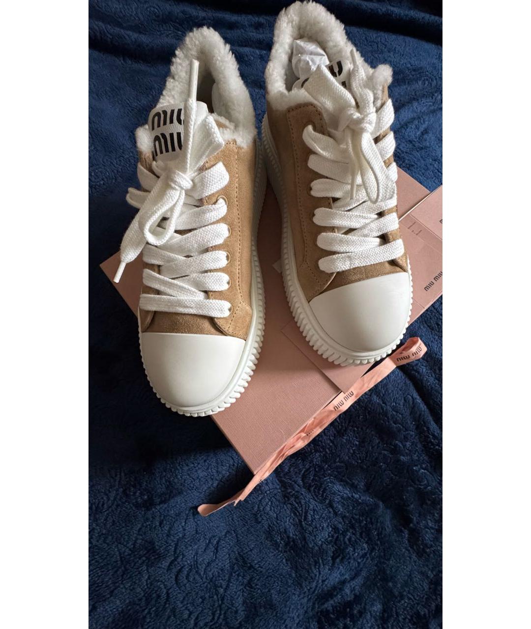 MIU MIU Бежевые замшевые кроссовки, фото 5