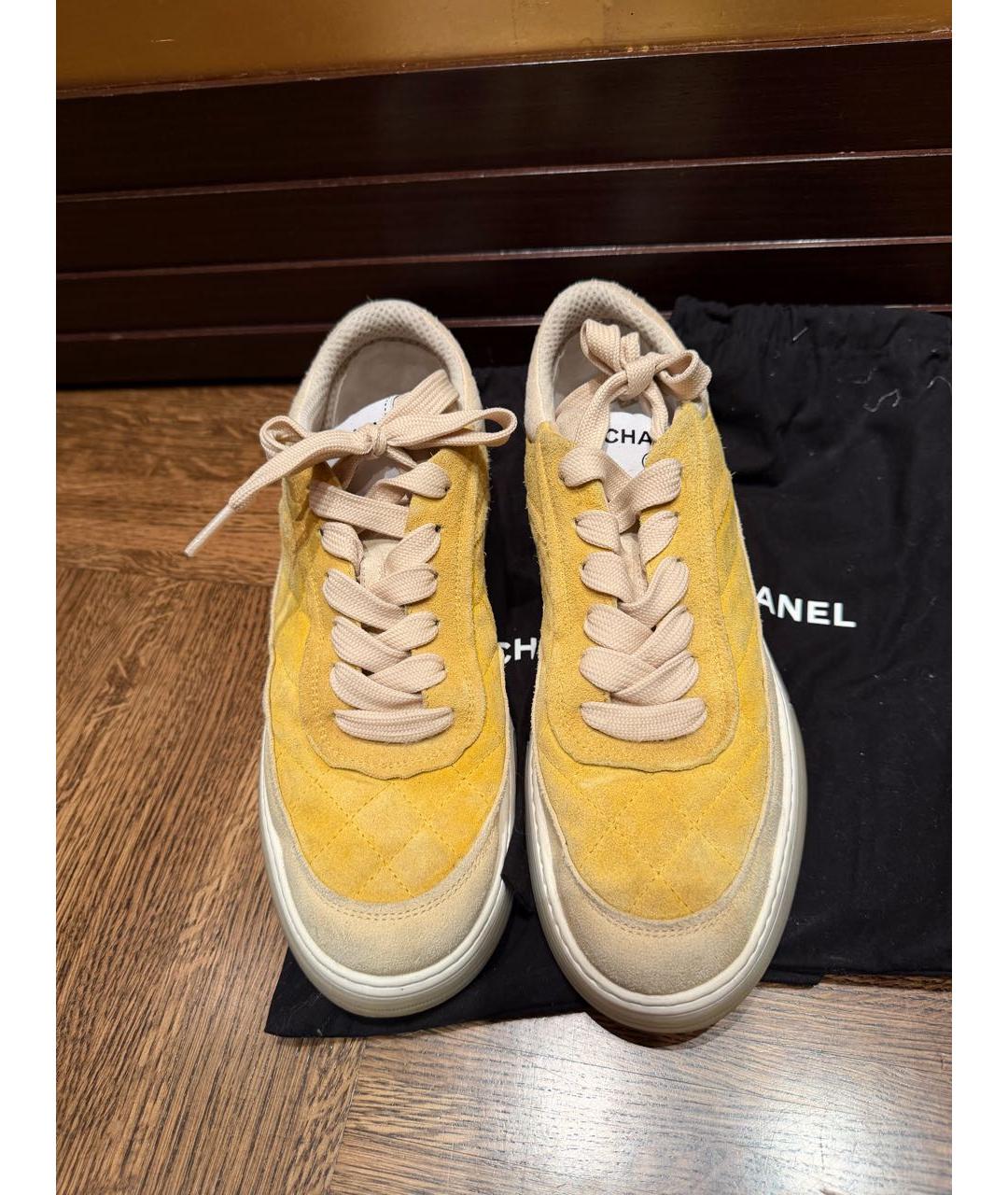 CHANEL Желтые замшевые кеды, фото 2