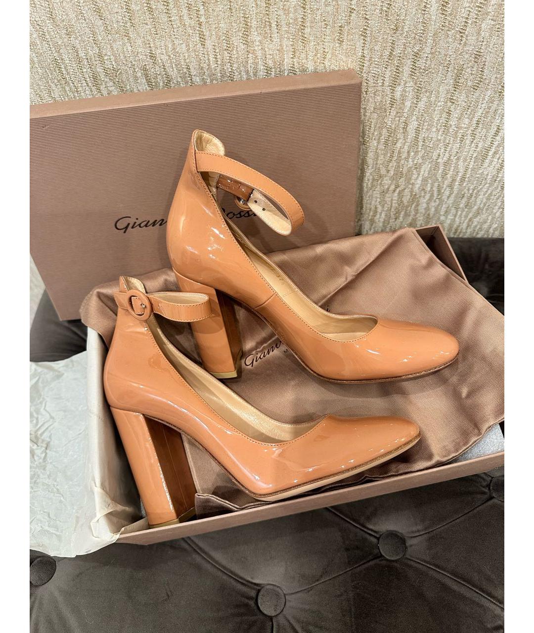 GIANVITO ROSSI Бежевые туфли из лакированной кожи, фото 4