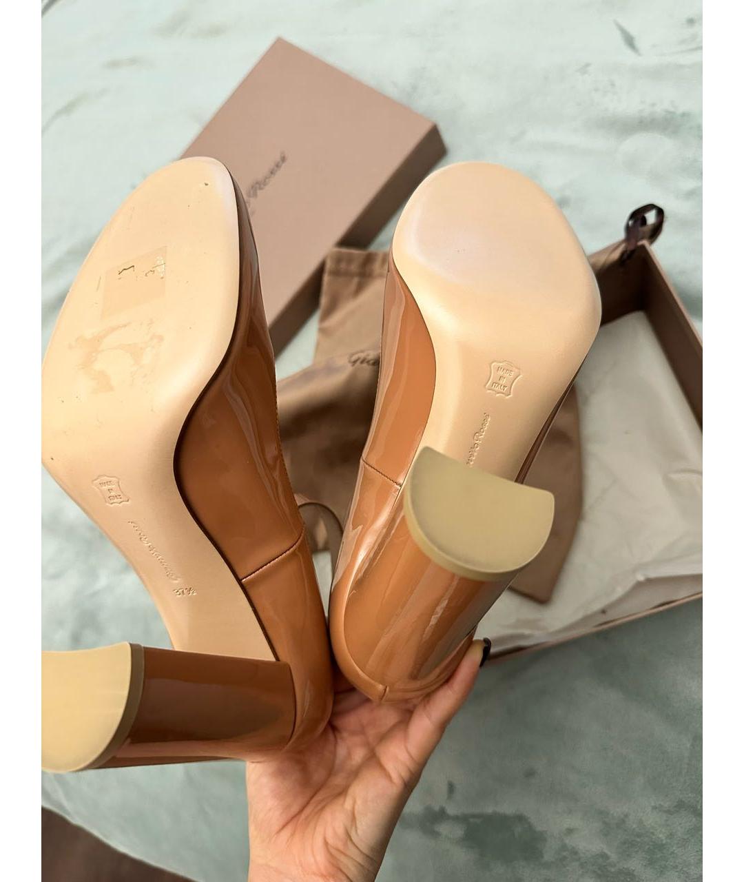 GIANVITO ROSSI Бежевые туфли из лакированной кожи, фото 3