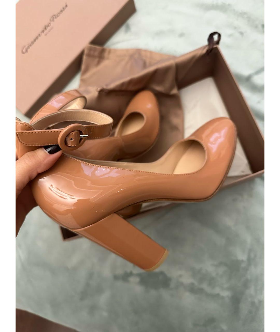 GIANVITO ROSSI Бежевые туфли из лакированной кожи, фото 2