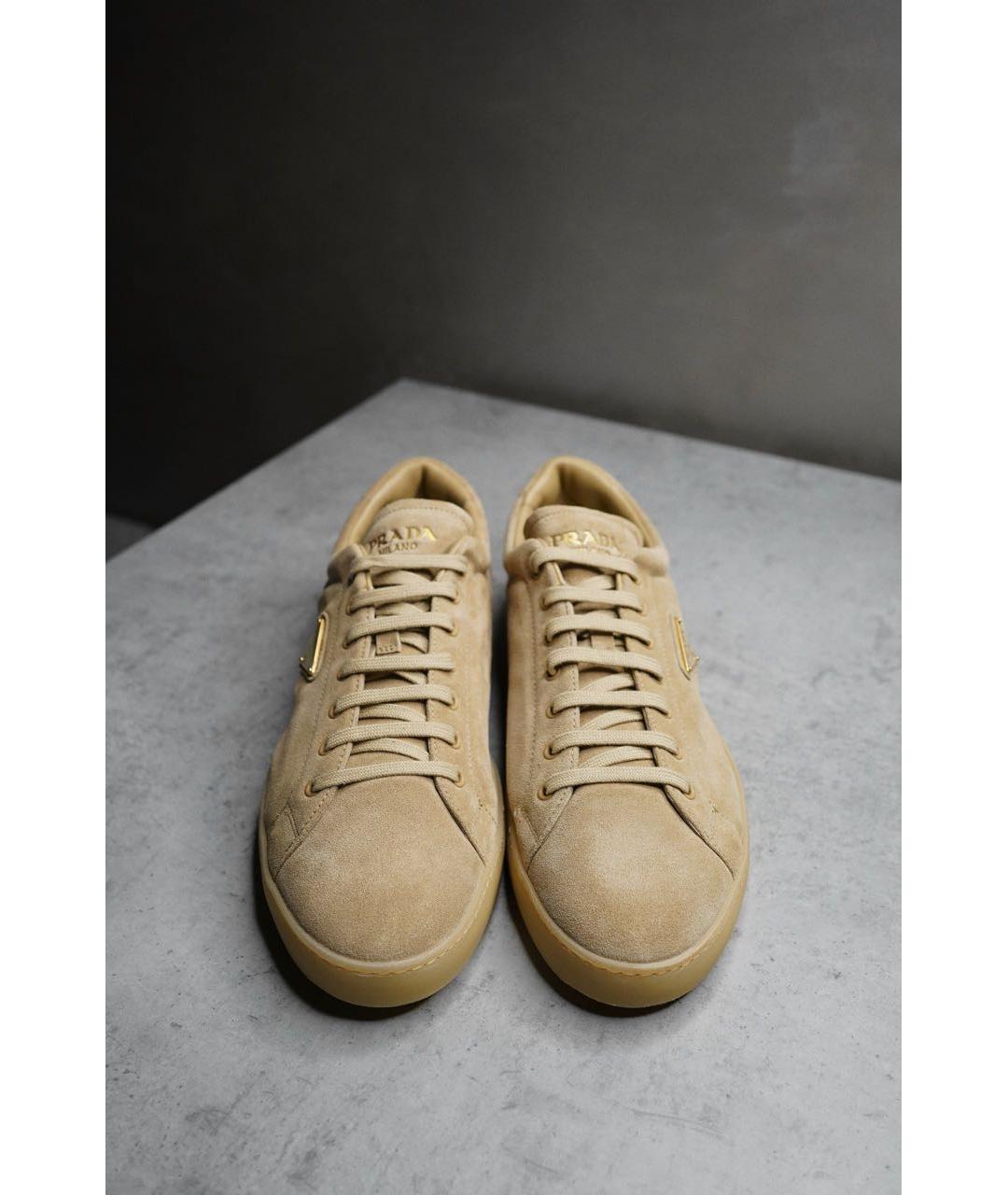 PRADA Бежевые замшевые низкие кроссовки / кеды, фото 2