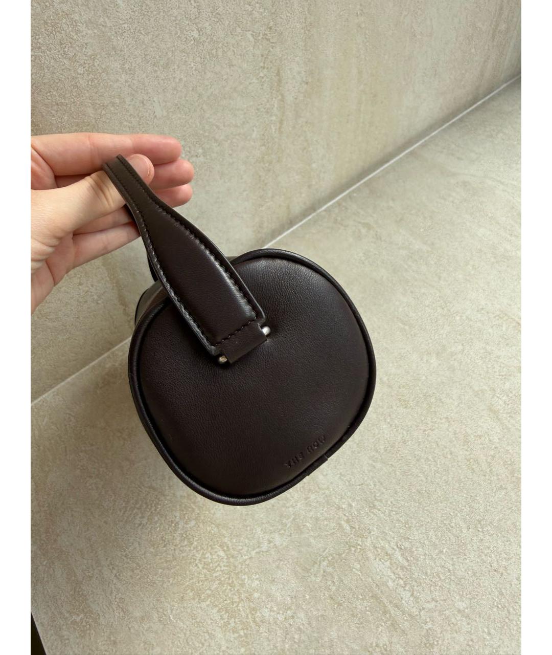 THE ROW Коричневая кожаная сумка с короткими ручками, фото 3