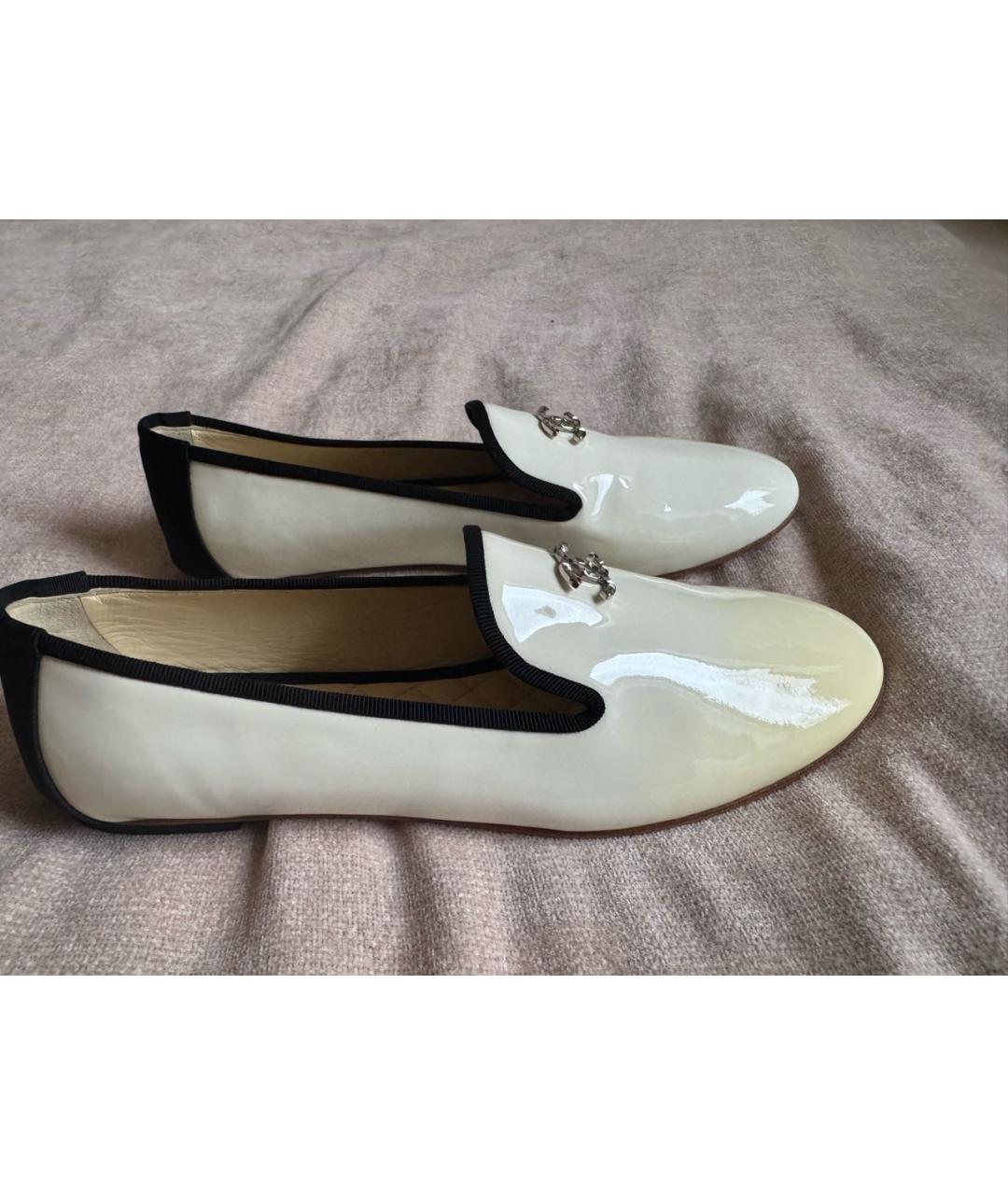 CHANEL Белые лоферы из лакированной кожи, фото 6