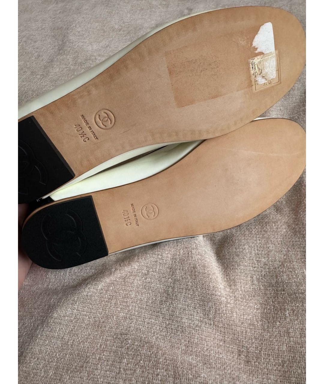 CHANEL Белые лоферы из лакированной кожи, фото 4