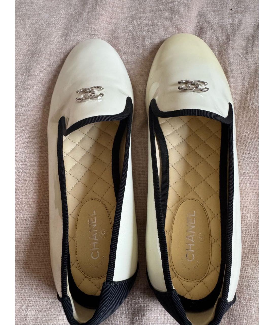 CHANEL Белые лоферы из лакированной кожи, фото 2