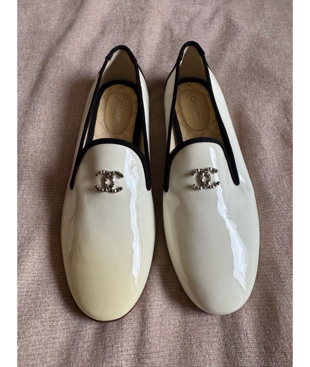 CHANEL Белые лоферы из лакированной кожи, фото 3
