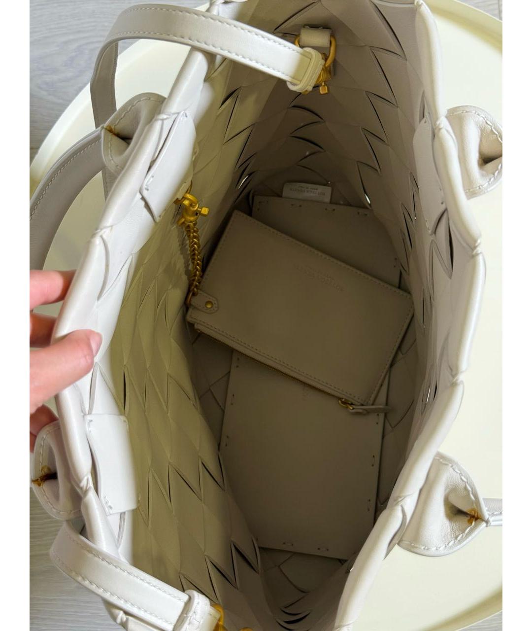 BOTTEGA VENETA Белая кожаная сумка с короткими ручками, фото 4