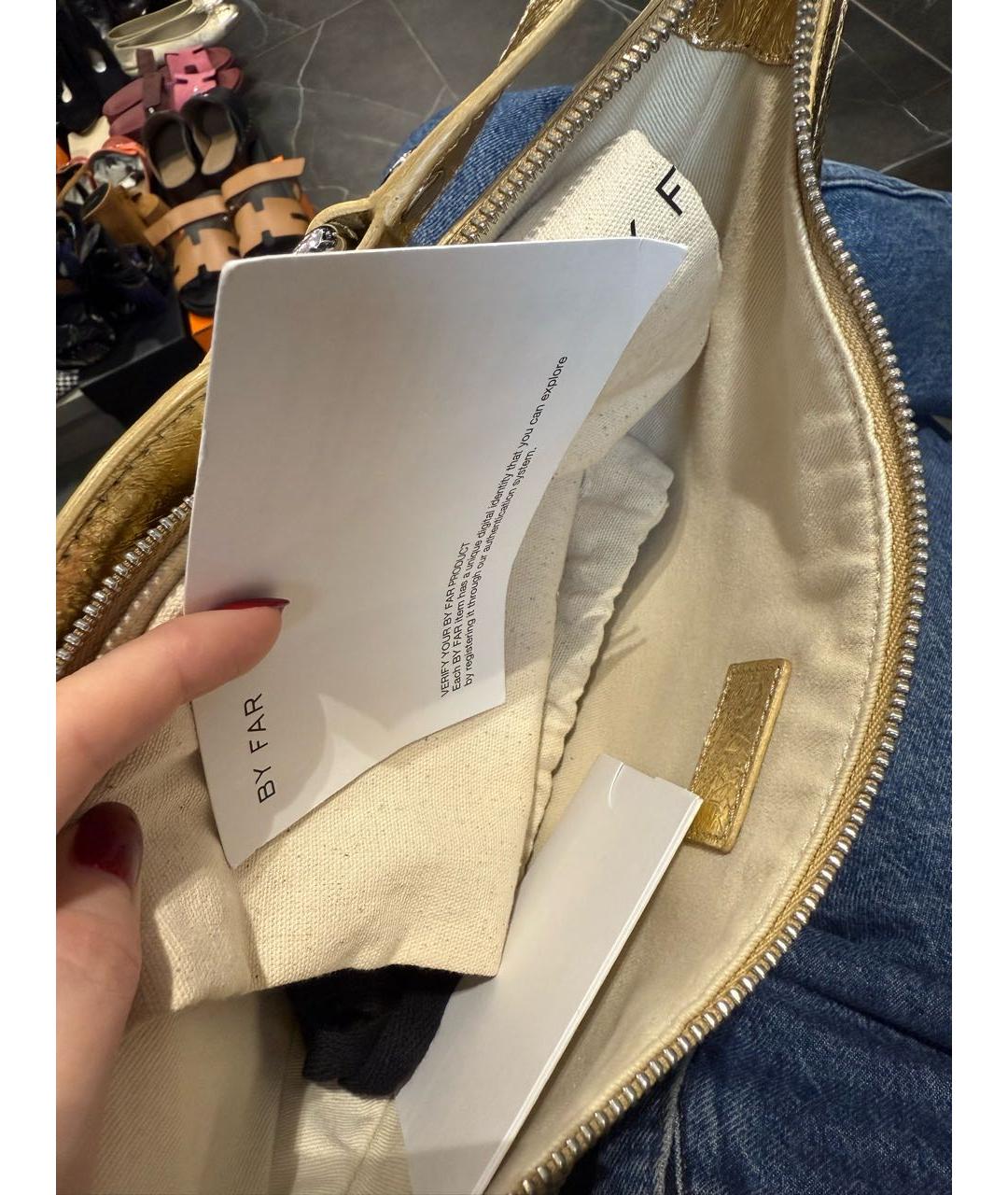 BY FAR Золотая кожаная сумка с короткими ручками, фото 7