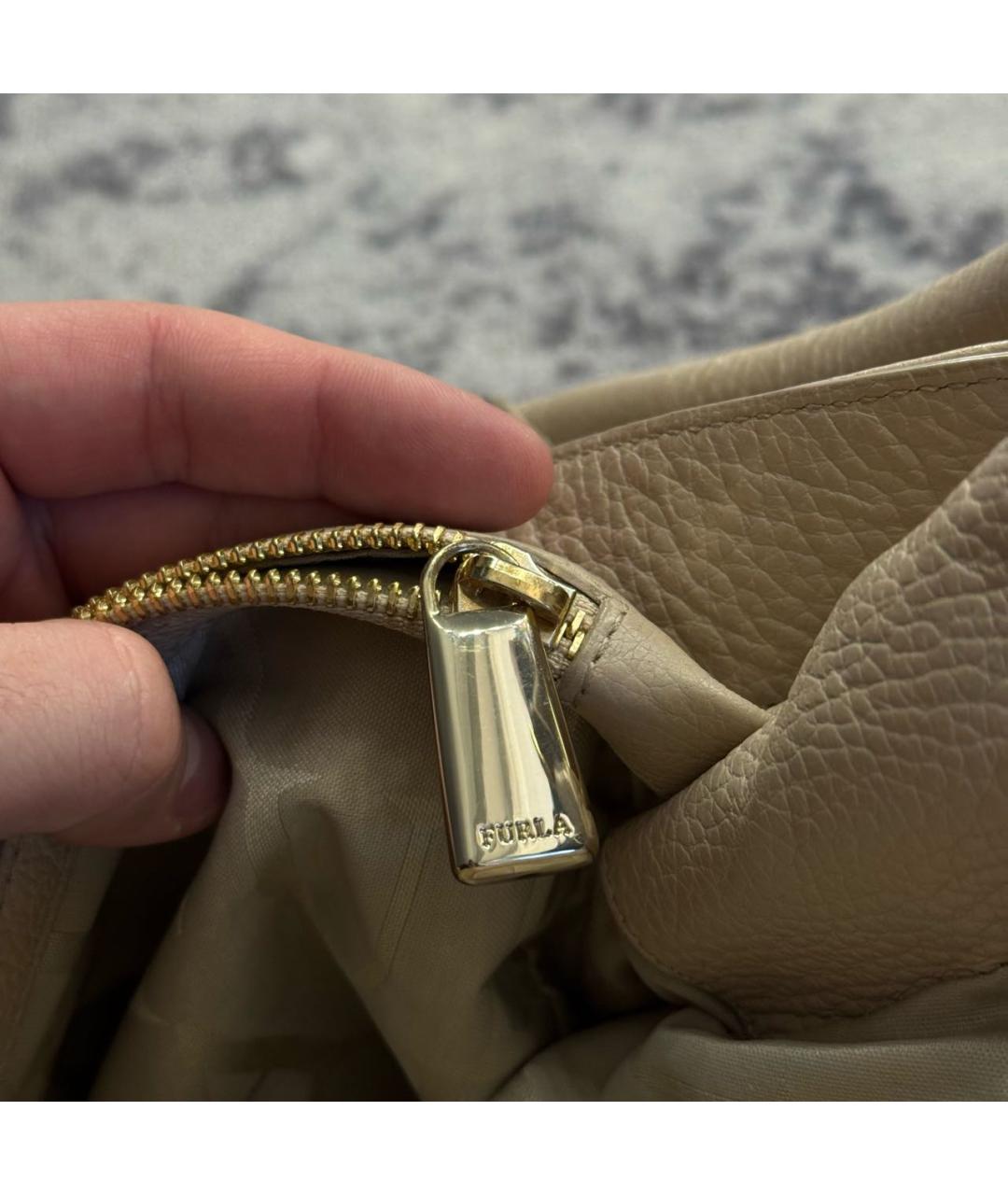 FURLA Бежевая кожаная сумка с короткими ручками, фото 6