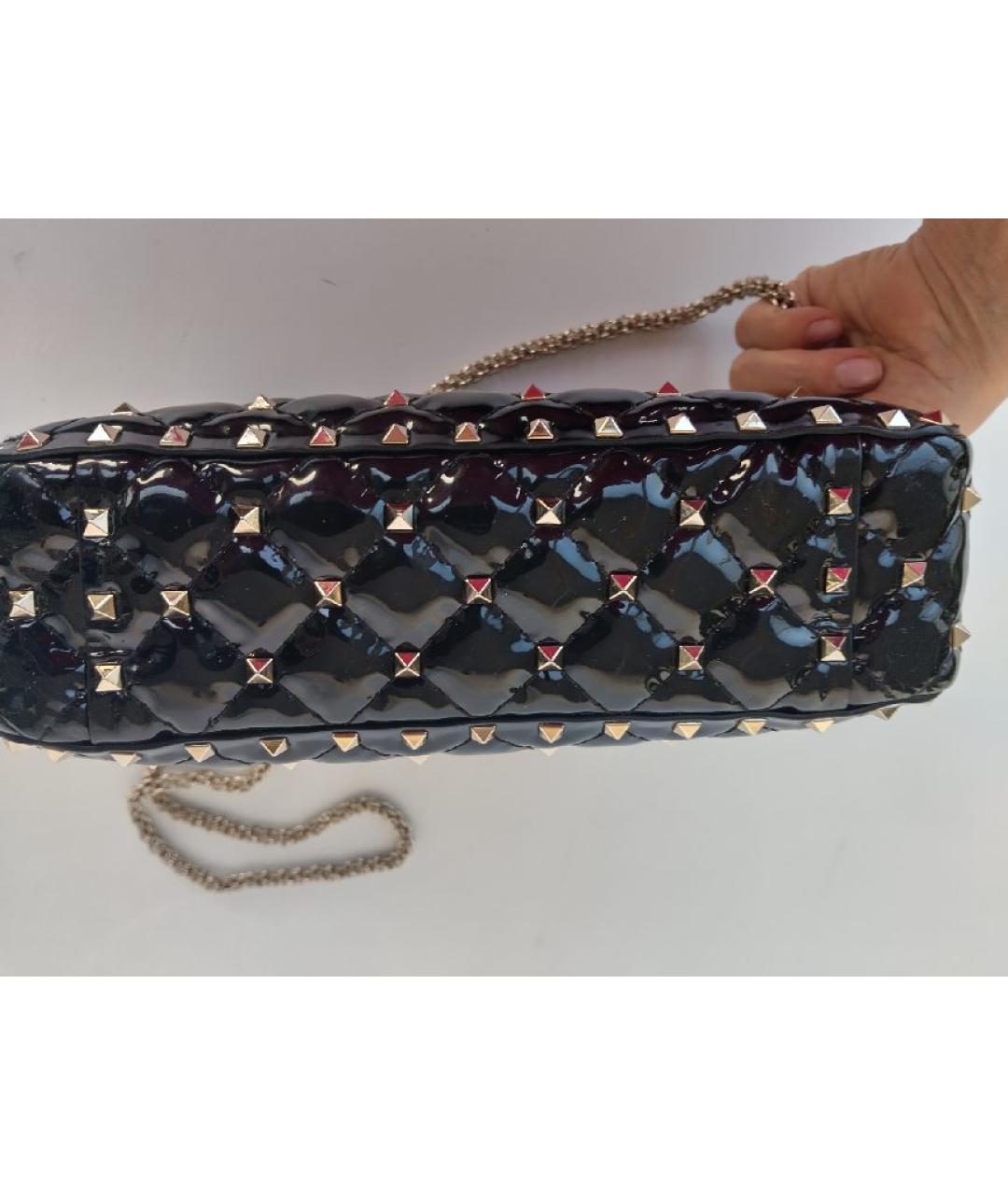 VALENTINO Черная сумка через плечо из лакированной кожи, фото 4