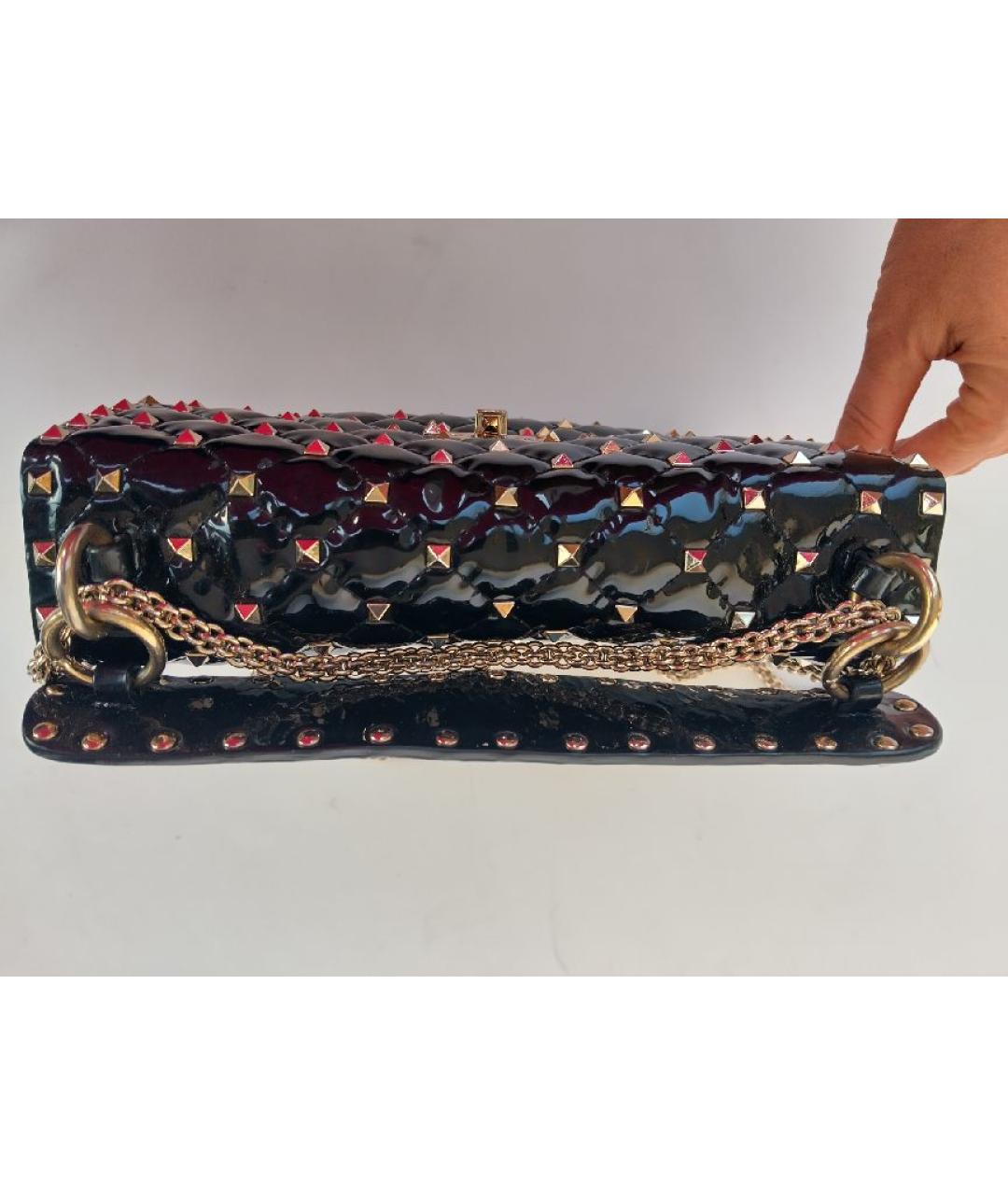 VALENTINO Черная сумка через плечо из лакированной кожи, фото 6