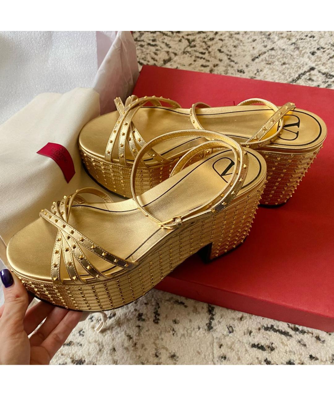 VALENTINO Золотые кожаные босоножки, фото 5