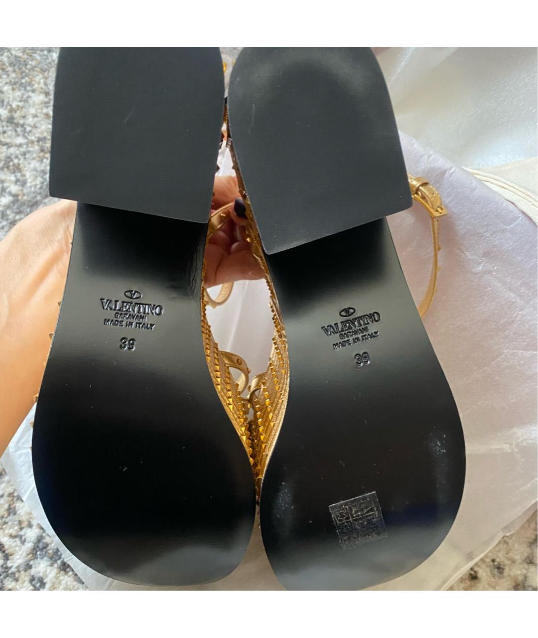VALENTINO Золотые кожаные босоножки, фото 6