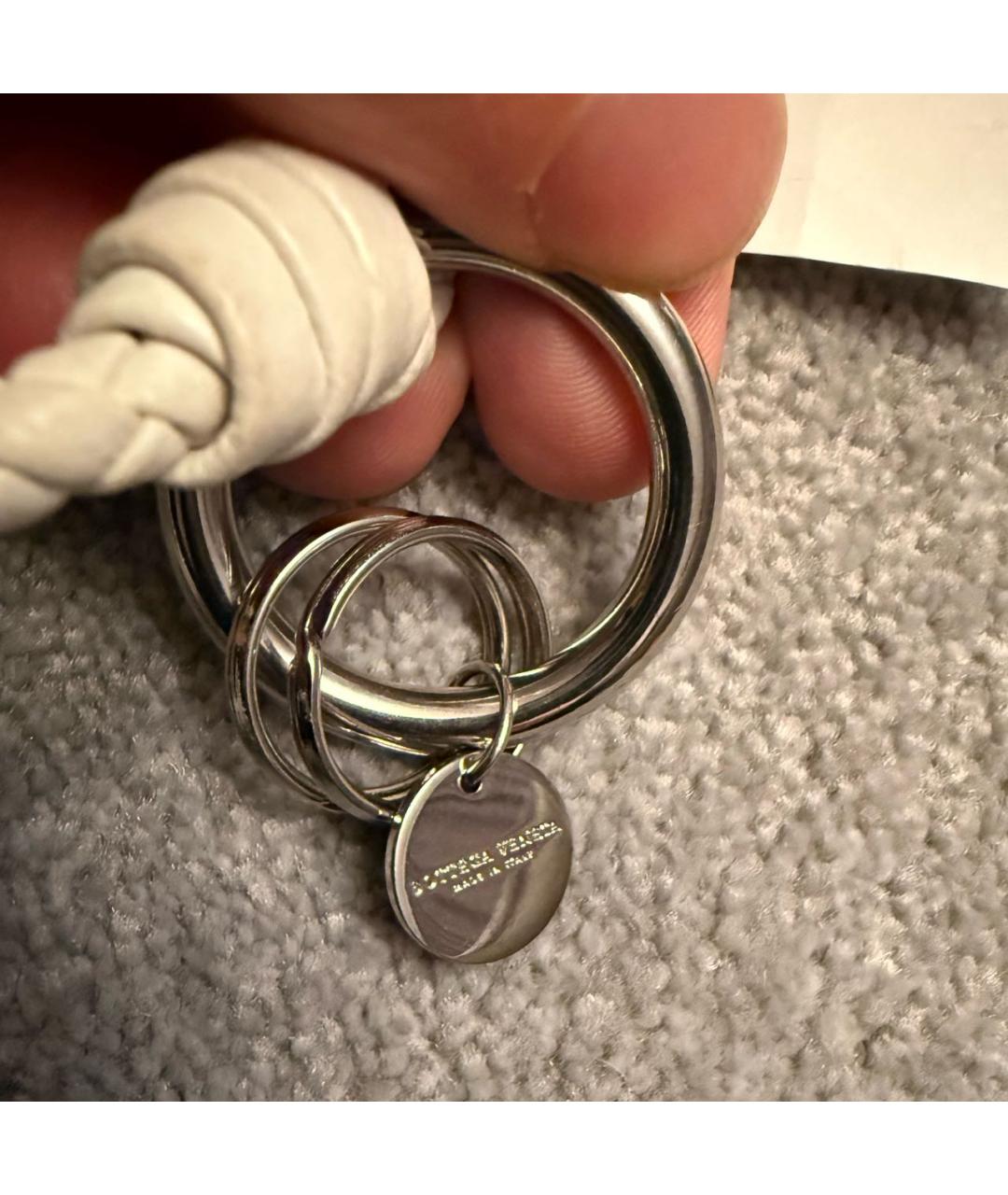 BOTTEGA VENETA Белый брелок, фото 4