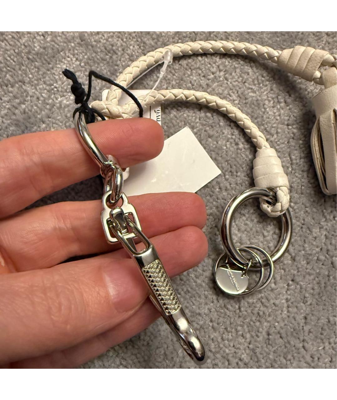 BOTTEGA VENETA Белый брелок, фото 3