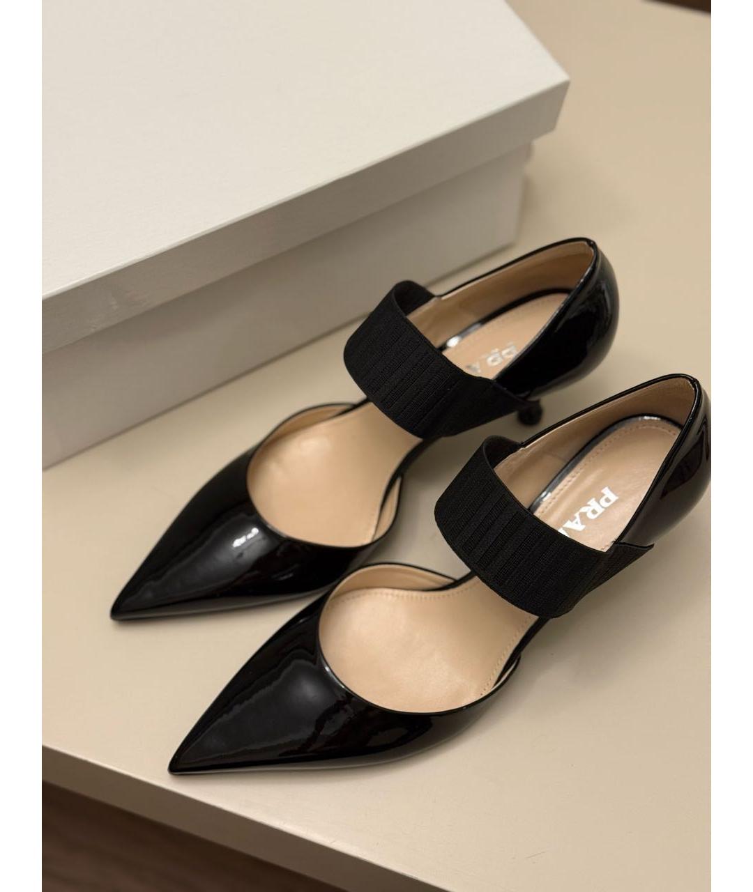 PRADA Черные лодочки на низком каблуке из лакированной кожи, фото 5