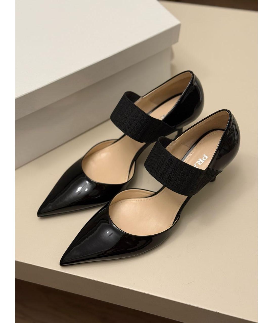 PRADA Черные лодочки на низком каблуке из лакированной кожи, фото 2