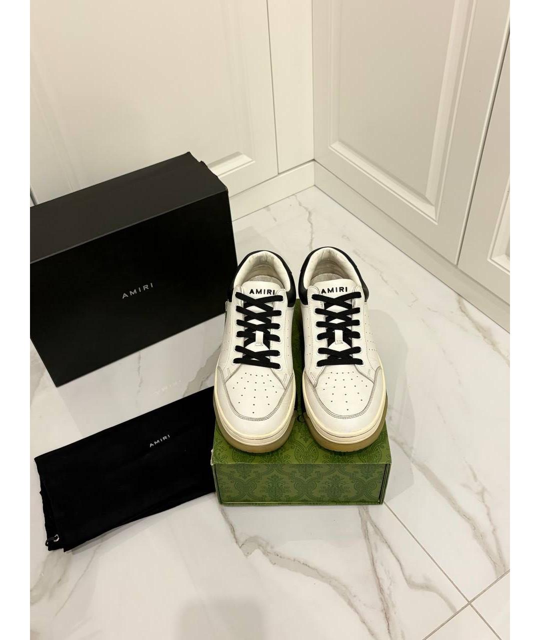 AMIRI Белые кожаные низкие кроссовки / кеды, фото 2