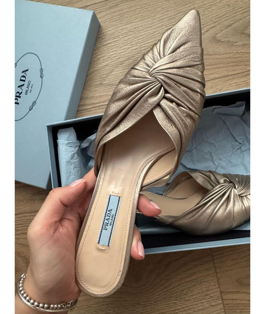 PRADA Золотые кожаные лодочки на низком каблуке, фото 2