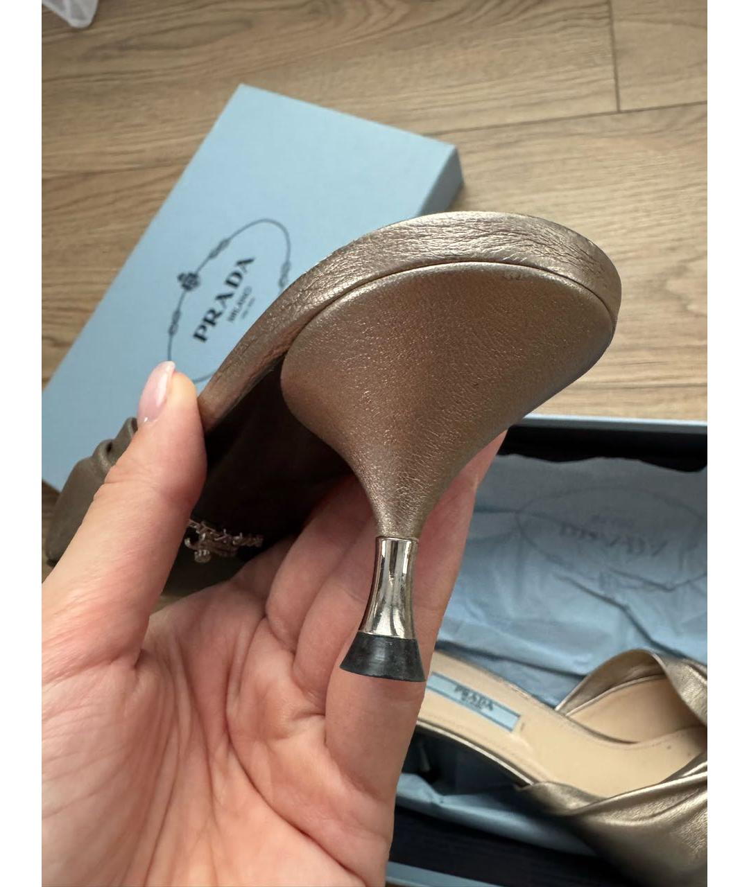 PRADA Золотые кожаные лодочки на низком каблуке, фото 5