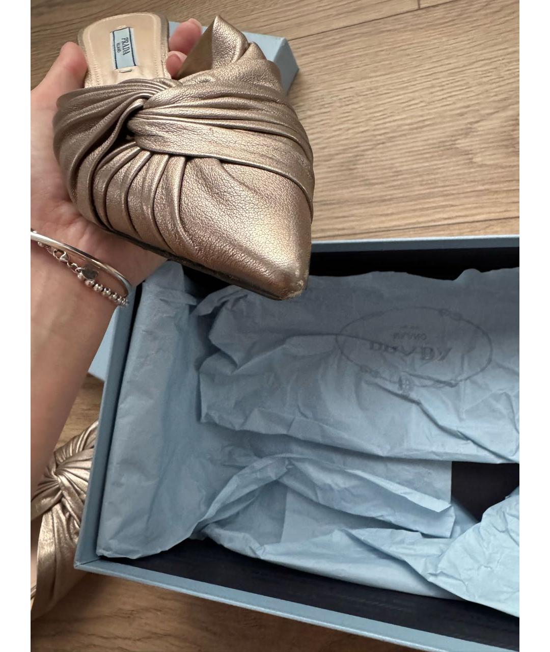 PRADA Золотые кожаные лодочки на низком каблуке, фото 4