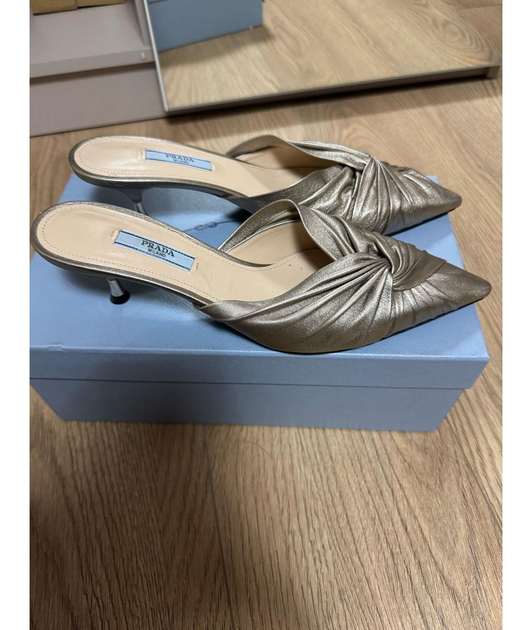 PRADA Золотые кожаные лодочки на низком каблуке, фото 7