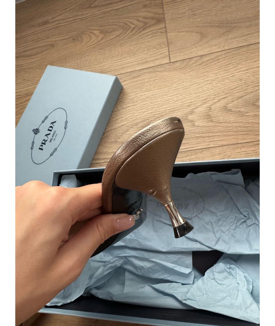 PRADA Золотые кожаные лодочки на низком каблуке, фото 6