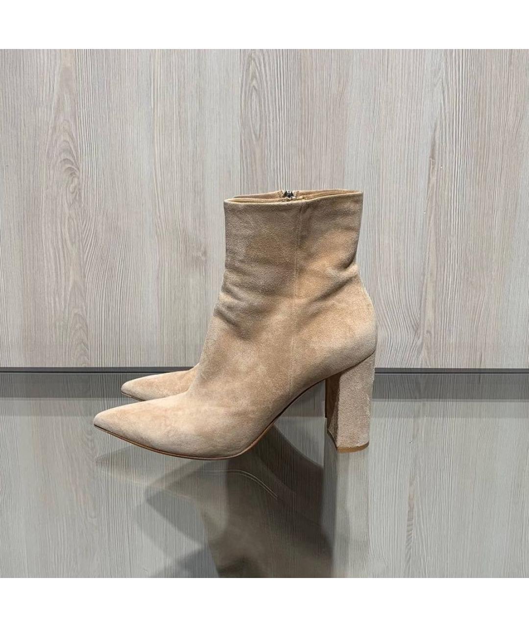 GIANVITO ROSSI Бежевые замшевые ботильоны, фото 5