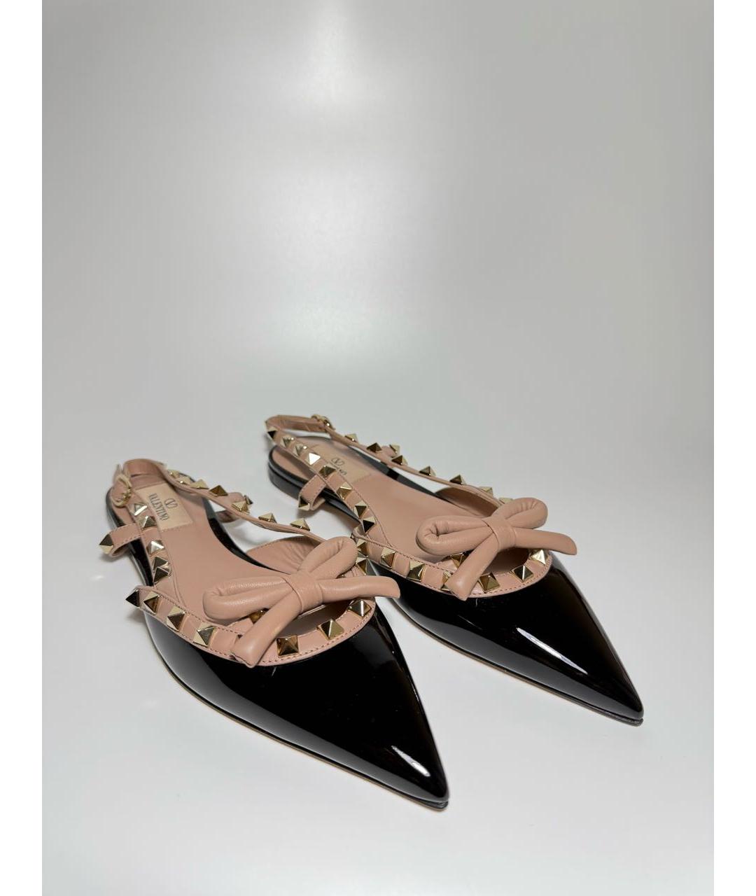 VALENTINO Черные лодочки на низком каблуке из лакированной кожи, фото 2