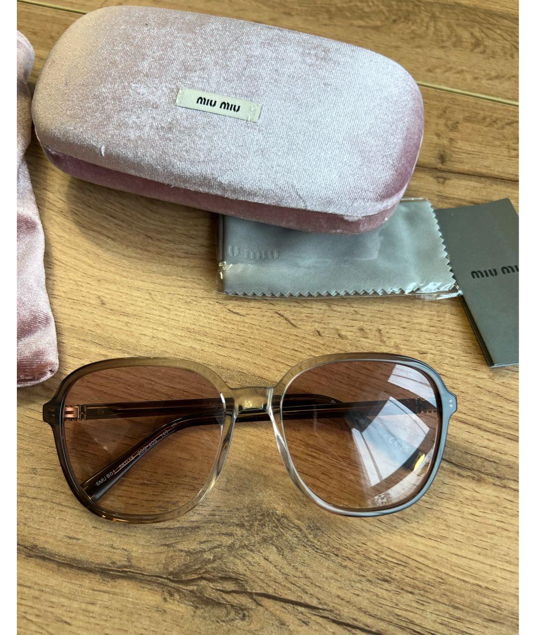 MIU MIU Бежевые пластиковые солнцезащитные очки, фото 3