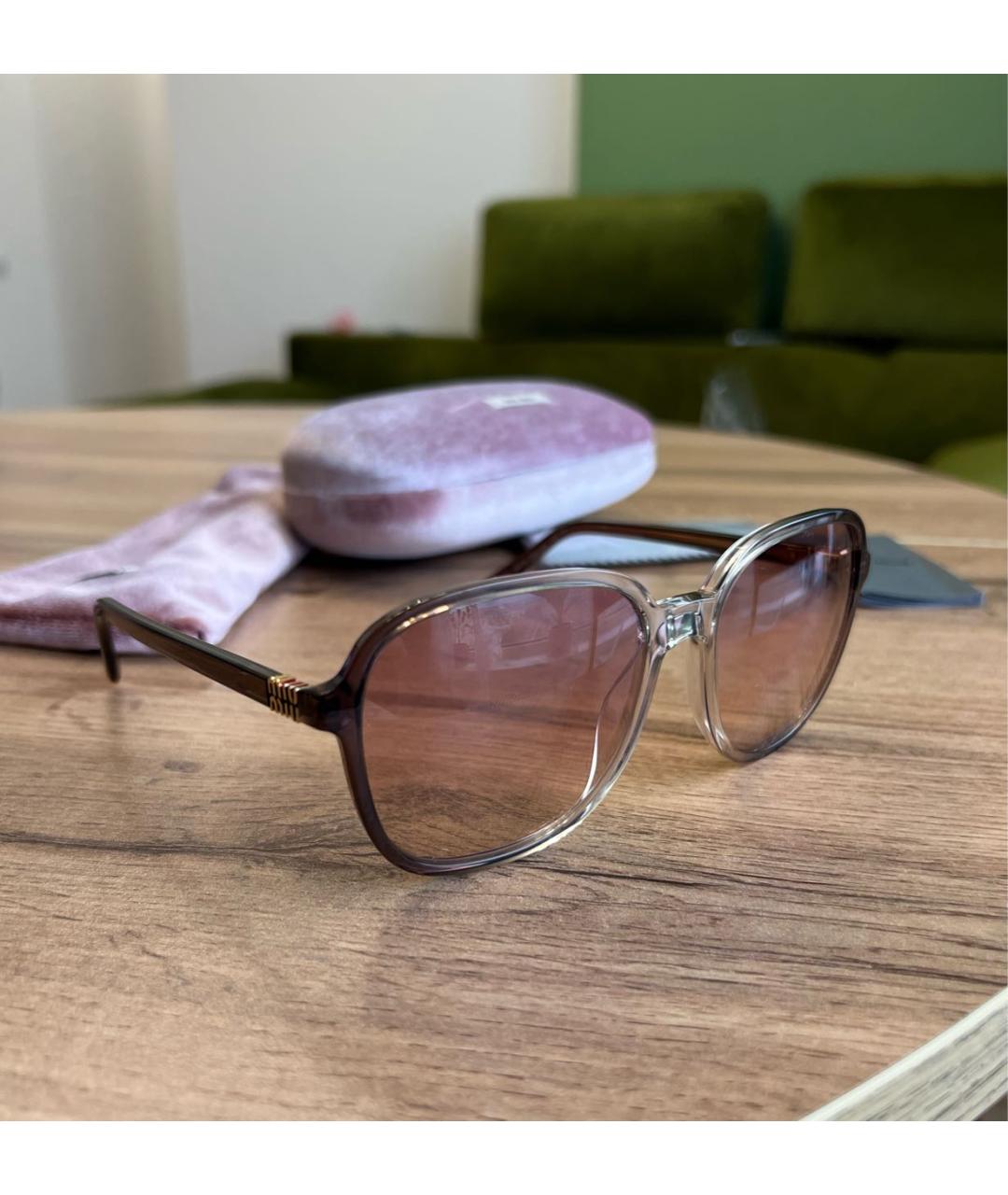 MIU MIU Бежевые пластиковые солнцезащитные очки, фото 2