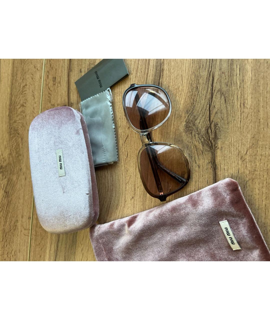 MIU MIU Бежевые пластиковые солнцезащитные очки, фото 8