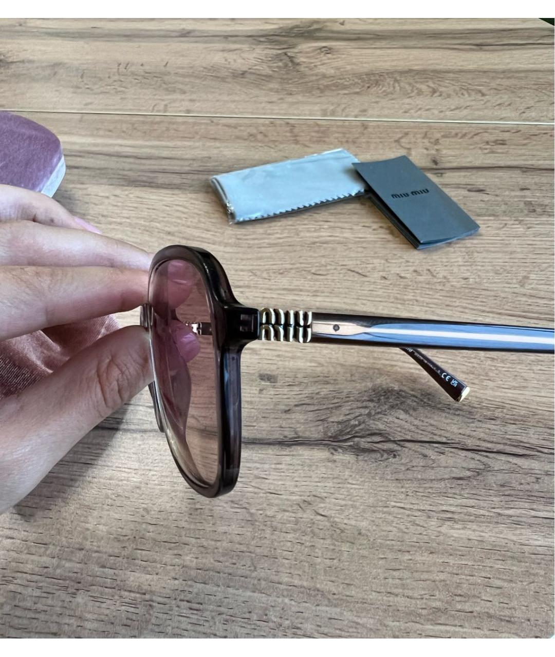 MIU MIU Бежевые пластиковые солнцезащитные очки, фото 5