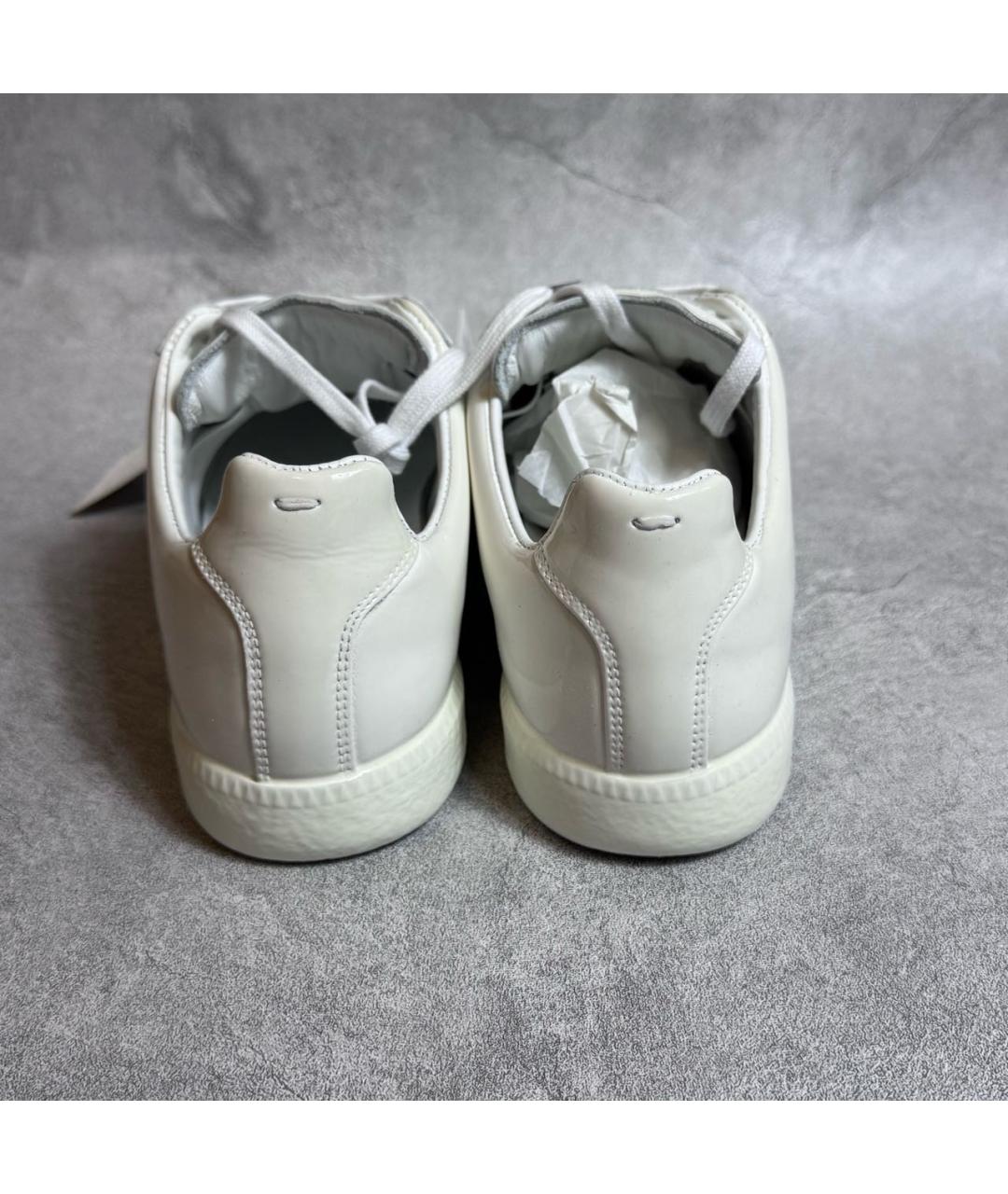 MAISON MARGIELA Белые низкие кроссовки / кеды из лакированной кожи, фото 3