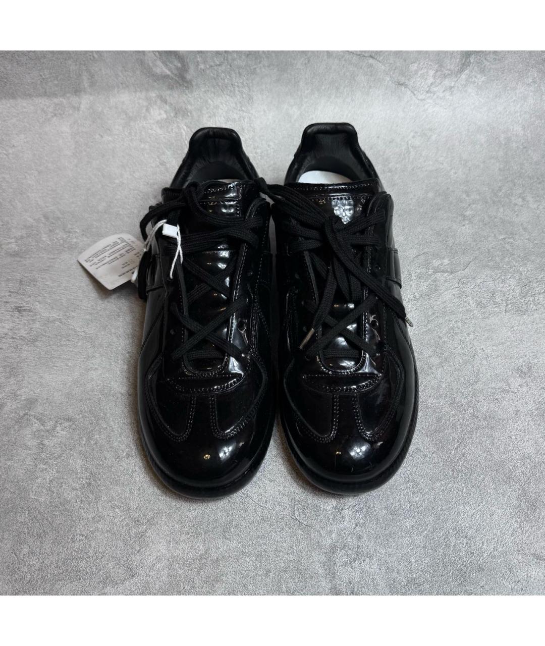 MAISON MARGIELA Черные низкие кроссовки / кеды из лакированной кожи, фото 2