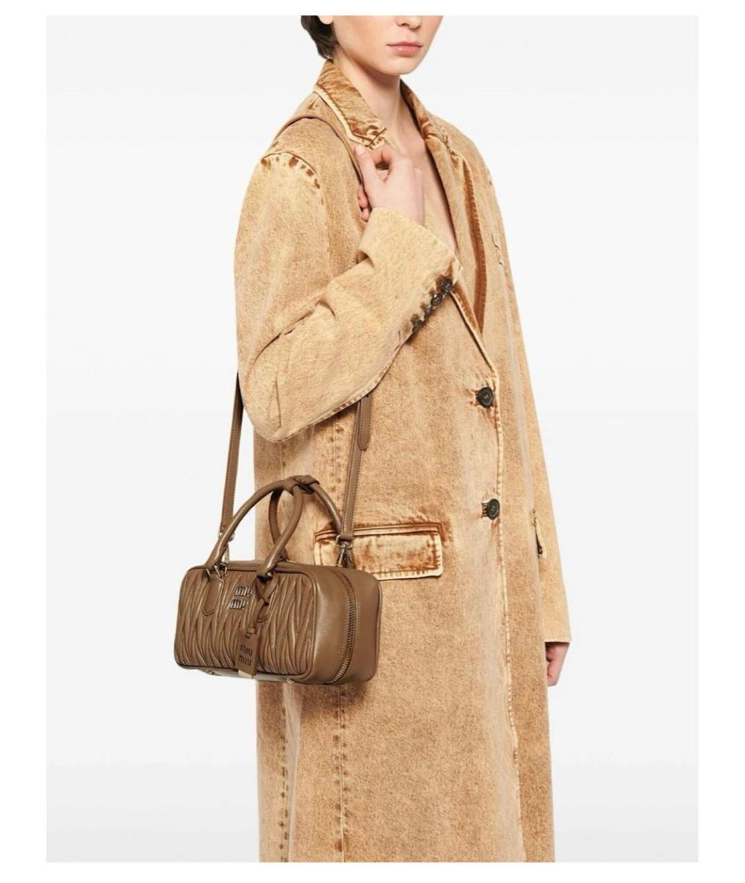 MIU MIU Бежевая кожаная сумка с короткими ручками, фото 5
