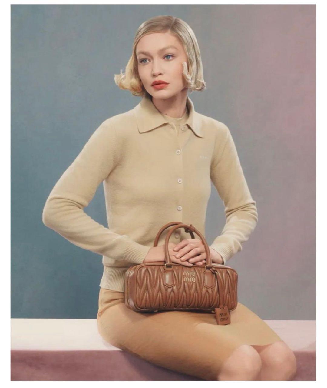 MIU MIU Бежевая кожаная сумка с короткими ручками, фото 6